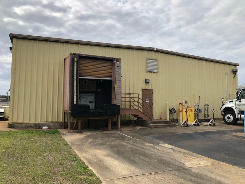 More Photos Of 355 Distribution Dr, Madison Distribution For Lease