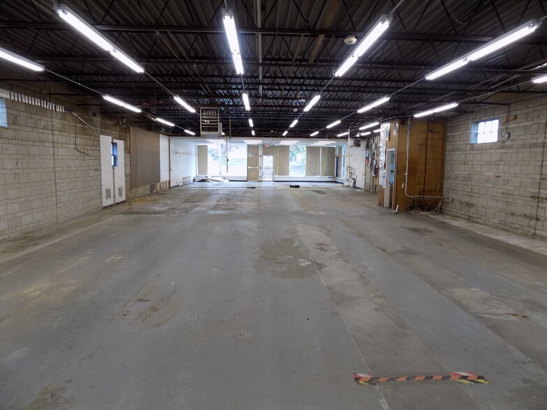 More Photos Of 790 Farmington Ave, Bristol Freestanding For Sale