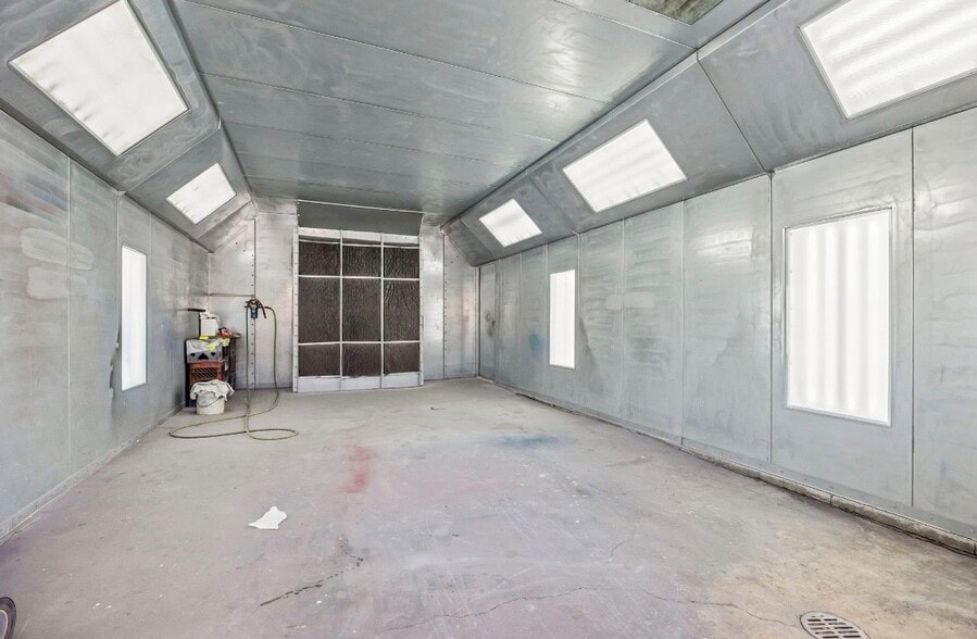 More Photos Of 2271 E Farragut Ave, Bristol Auto Repair For Sale