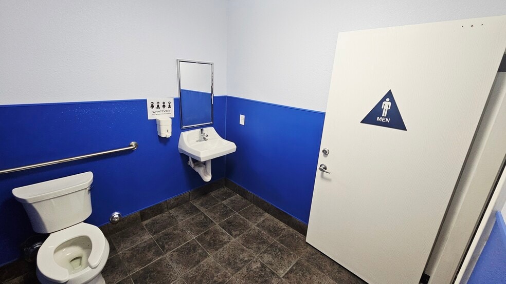 More Photos Of 306-308 Roberts Ln, Bakersfield Storefront Retail Residential For Sale