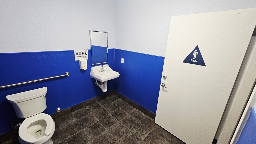 More Photos Of 306-308 Roberts Ln, Bakersfield Storefront Retail Residential For Sale