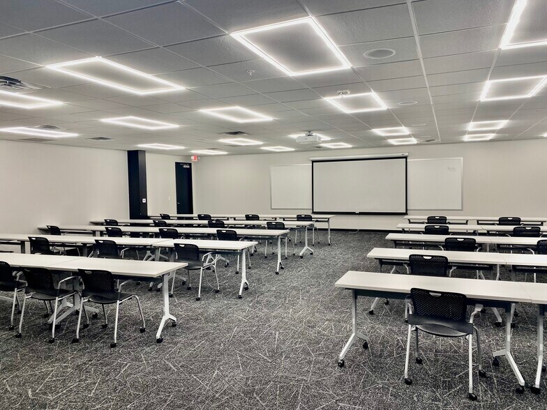 More Photos Of 9045 River Rd, Indianapolis Office Residential For Lease