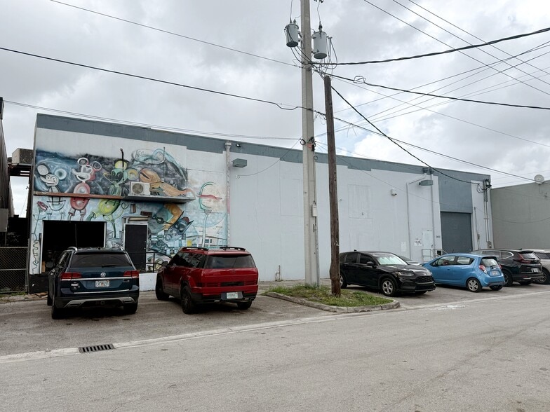 More Photos Of 870 W 25th St, Hialeah Warehouse For Lease