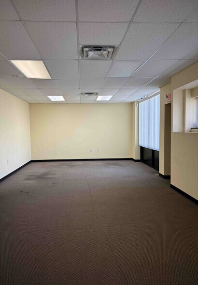 More Photos Of 937 E 53rd St, Davenport Warehouse For Lease