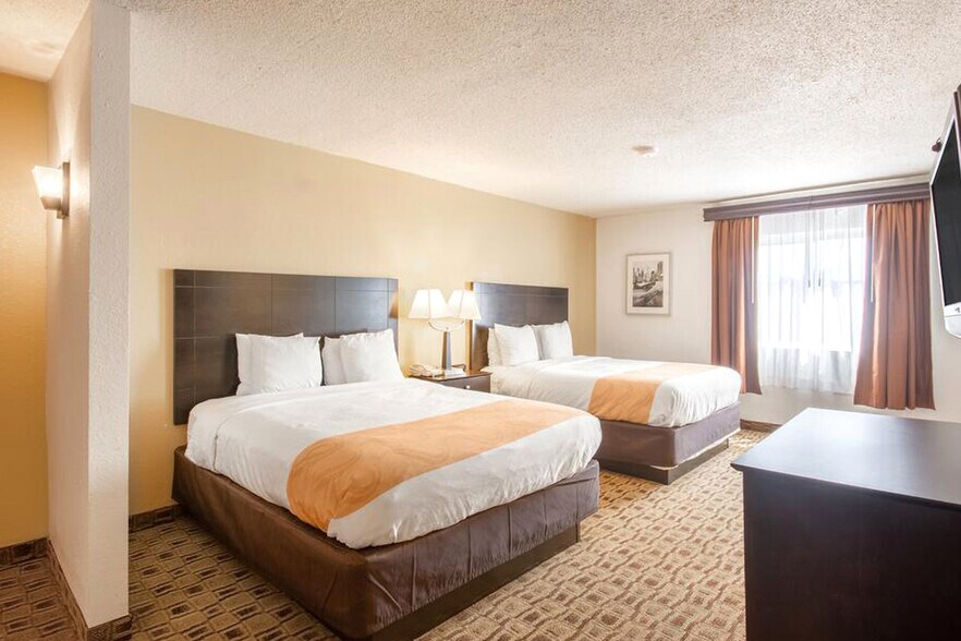 More Photos Of 658 S Westdale Dr, Wichita Hotel For Sale