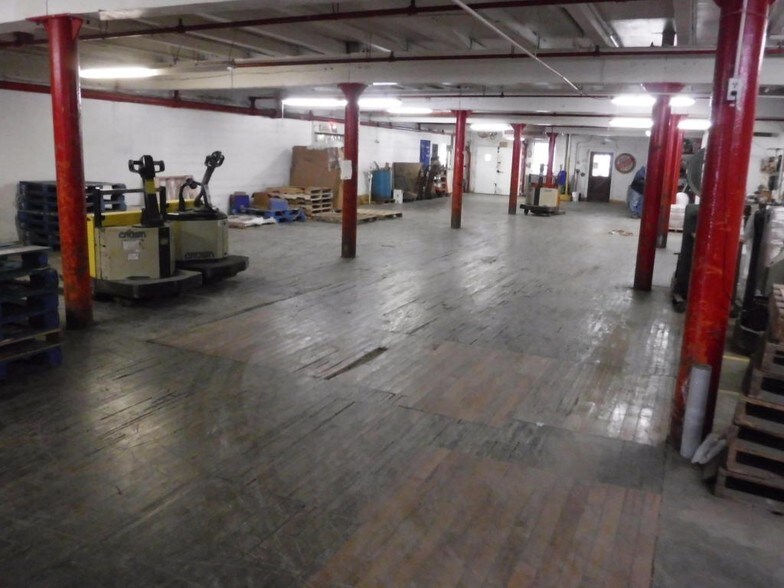 More Photos Of 1306-1310 Clark St, Manitowoc Distribution For Sale