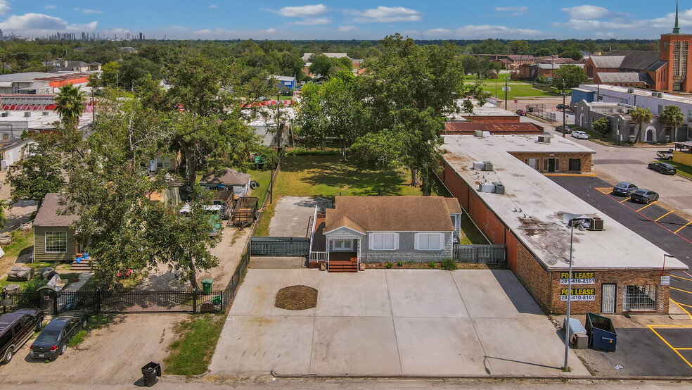 Primary Photo Of 3743 Erie St, Houston General Retail For Sale