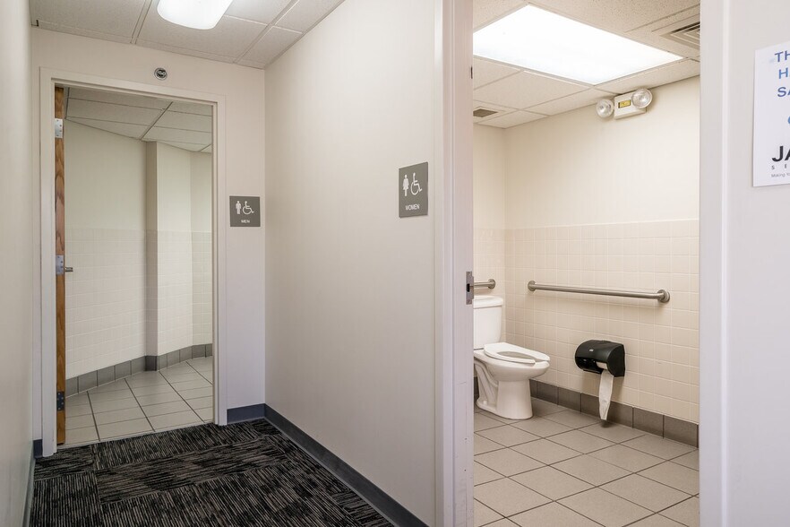 More Photos Of 4331 Churchman Ave, Louisville Medical For Sale