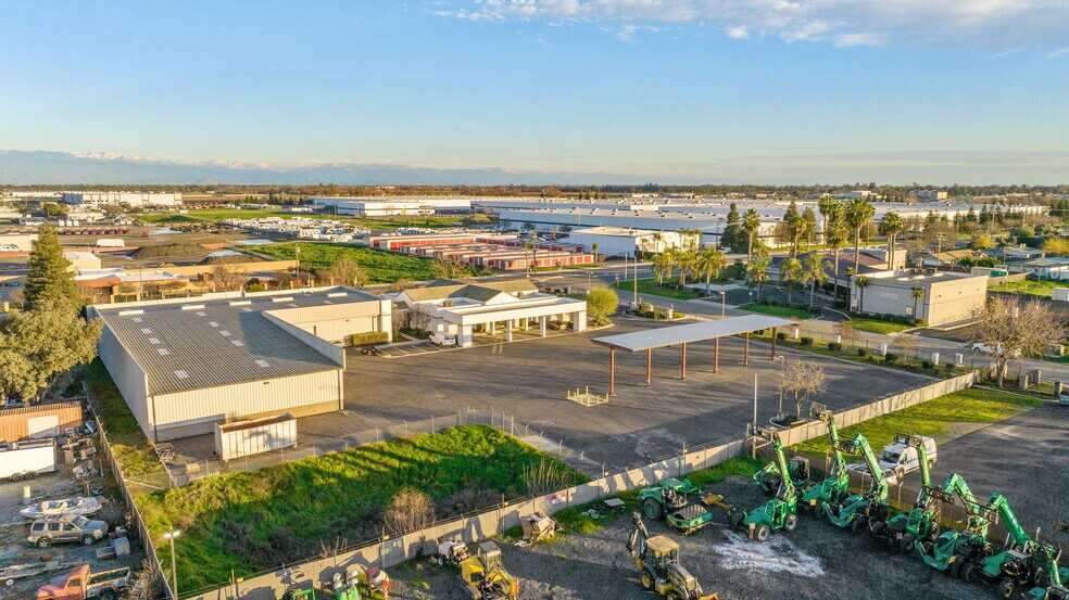 More Photos Of 1123 N Plaza Dr, Visalia Warehouse For Lease