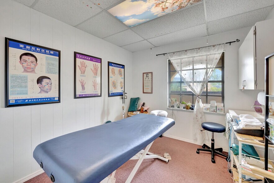 More Photos Of 2889 10th Ave N, Lake Worth Medical For Lease