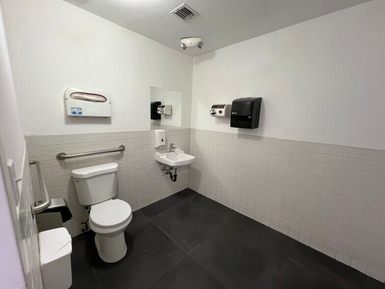 More Photos Of 844 E Sahara Ave, Las Vegas Loft Creative Space For Lease