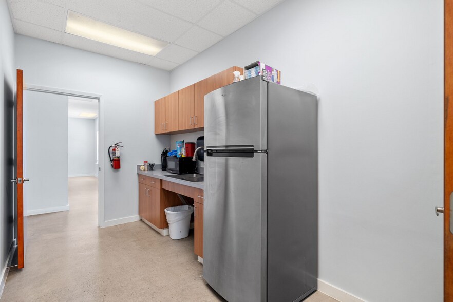 More Photos Of 3251 Harry Wurzbach Rd, San Antonio Medical For Lease