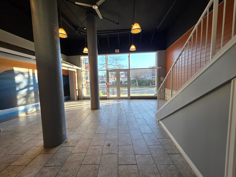 More Photos Of 2745 Veterans Memorial Pky, Victoria Office For Sale