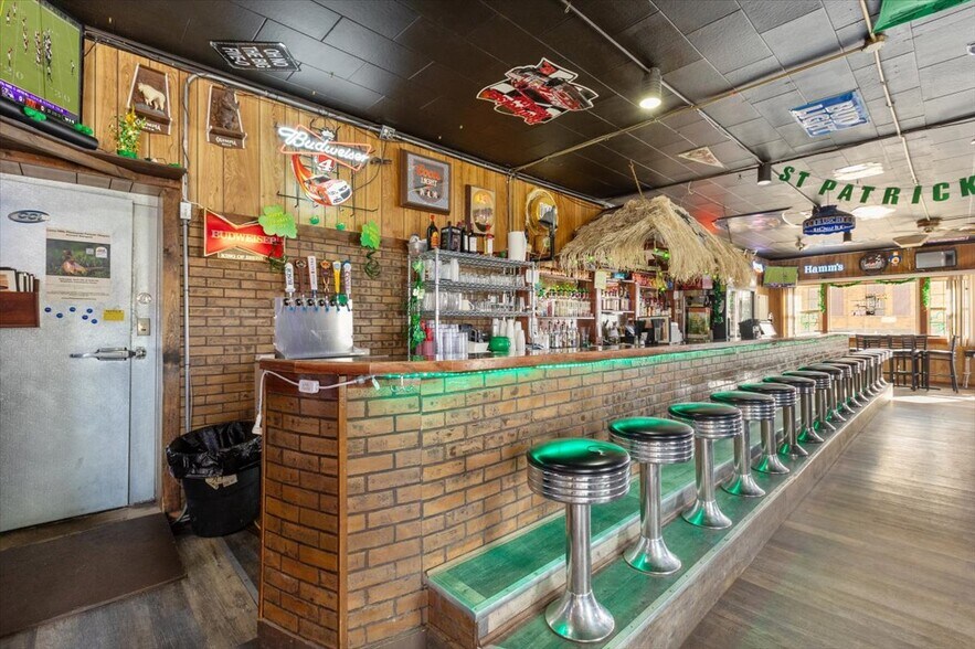 More Photos Of 1034 8th St, Onawa Bar For Sale