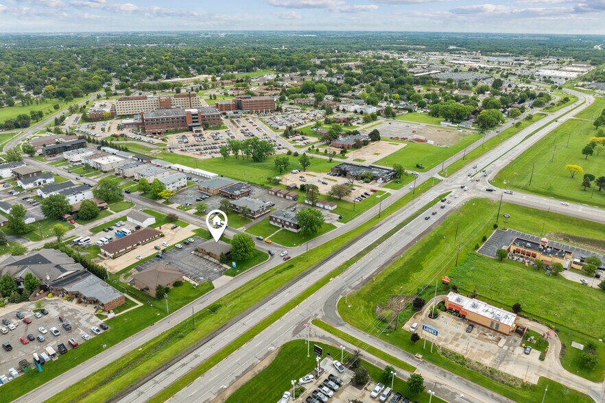 More Photos Of 305 E San Marnan Dr, Waterloo Medical For Sale