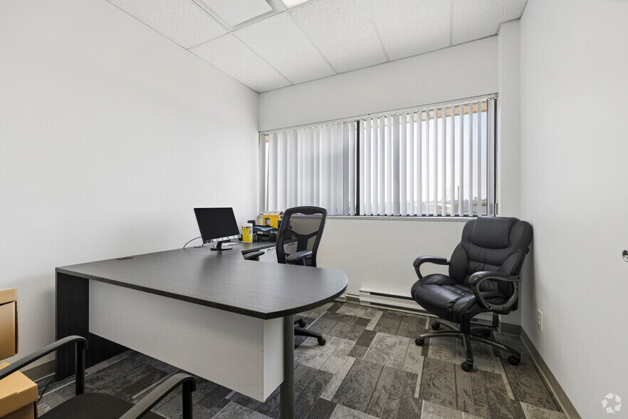More Photos Of 1400 Av St-Jean-Baptiste, Québec Flex For Lease