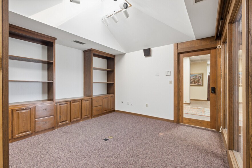 More Photos Of 216 Hartmann Dr, Lebanon Distribution For Lease