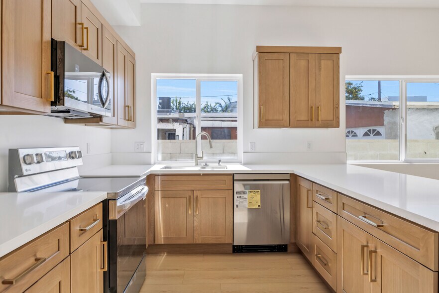 More Photos Of 10905 Dalerose Ave, Inglewood Multifamily For Sale