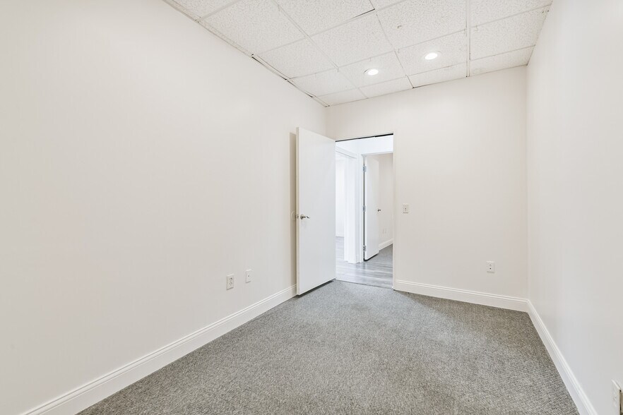 More Photos Of 20550 Townsen Blvd, Humble Office For Sale