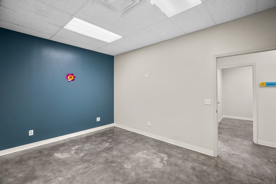 More Photos Of 2000 Lomaland Dr, El Paso Storefront Retail Office For Lease