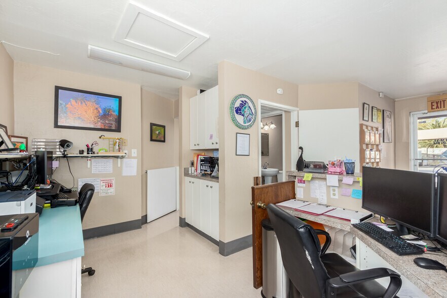 More Photos Of 20 W Dunlap Rd, Phoenix Veterinarian Kennel For Sale