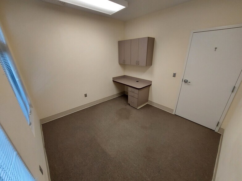 More Photos Of 5015 Southpark Dr, Durham Medical For Lease