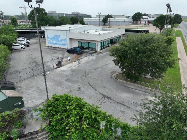 More Photos Of 6415 E US HWY 290, Austin Showroom For Lease
