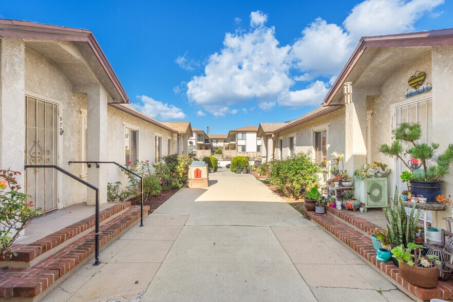 More Photos Of 985 W 9th St, San Pedro Apartments For Sale