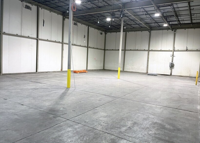 More Photos Of 1000 S Elmwood Dr, Mexico Warehouse For Lease