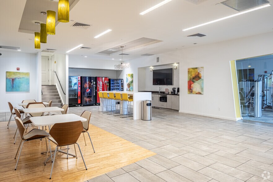 More Photos Of 165 W McMillan St, Cincinnati Apartments For Lease