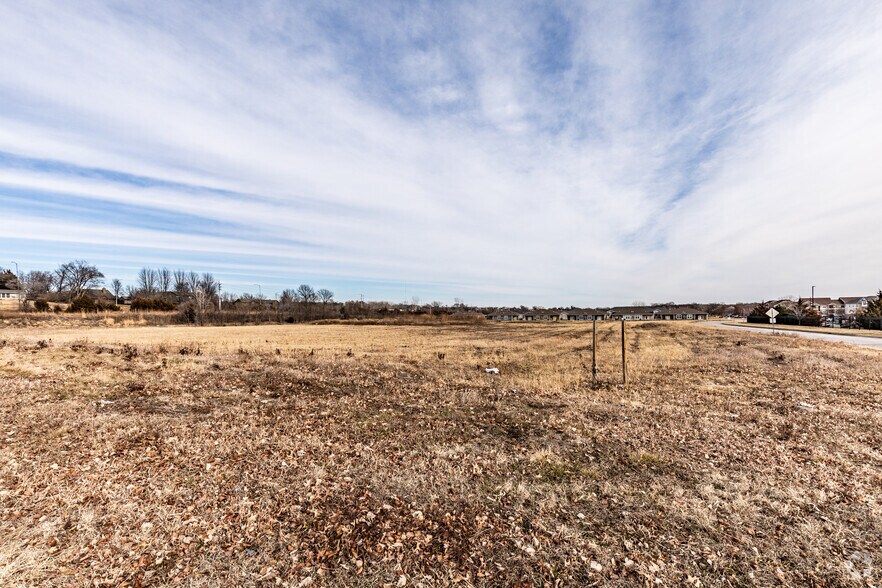 More Photos Of 4300 W 24th Pl, Lawrence Freestanding For Lease