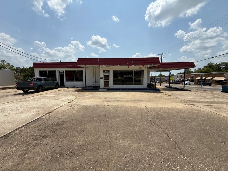 Primary Photo Of 100 E Upshur Ave, Gladewater Freestanding For Sale