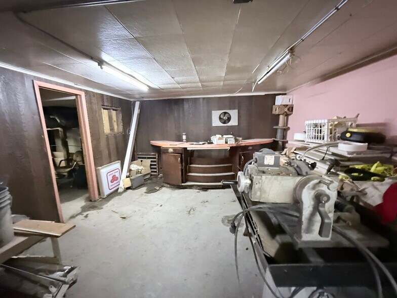 More Photos Of 431 13th St, Franklin Office For Sale