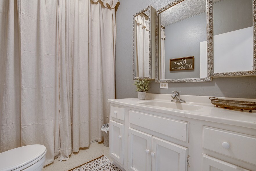 More Photos Of 207 Laurence Dr, Heath Office For Lease