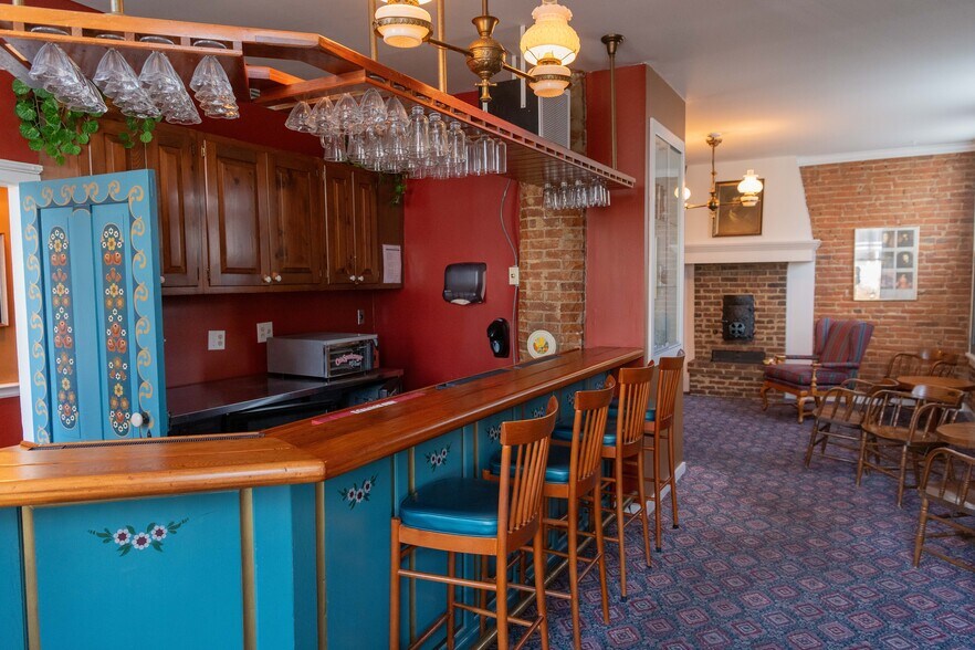 More Photos Of 1111 Washington St, Pella Hospitality For Sale