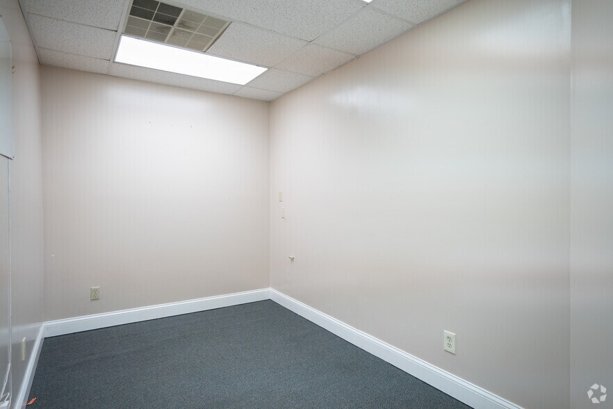 More Photos Of 1684 N Belcher Rd, Clearwater Flex For Lease