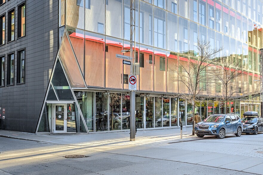 More Photos Of 22 Rue Ste-Catherine E, Montréal Office For Sale