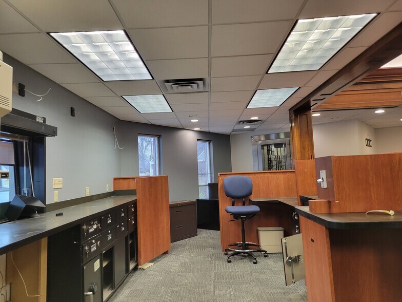 More Photos Of 2659 Charlestown Rd, New Albany Bank For Lease