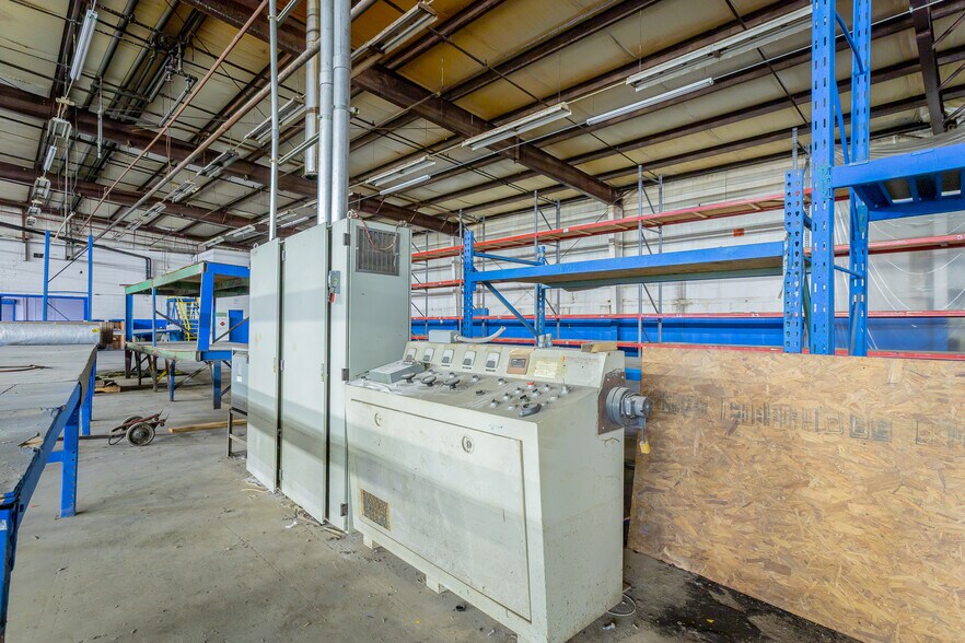 More Photos Of 302 W Cherokee St, LaFayette Warehouse For Sale