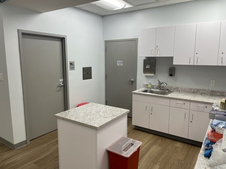 More Photos Of 4682 Airport Blvd, Mobile Medical For Sale