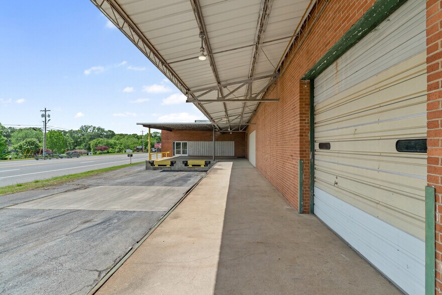 More Photos Of 4000 Memorial Blvd, Springfield Freestanding For Sale