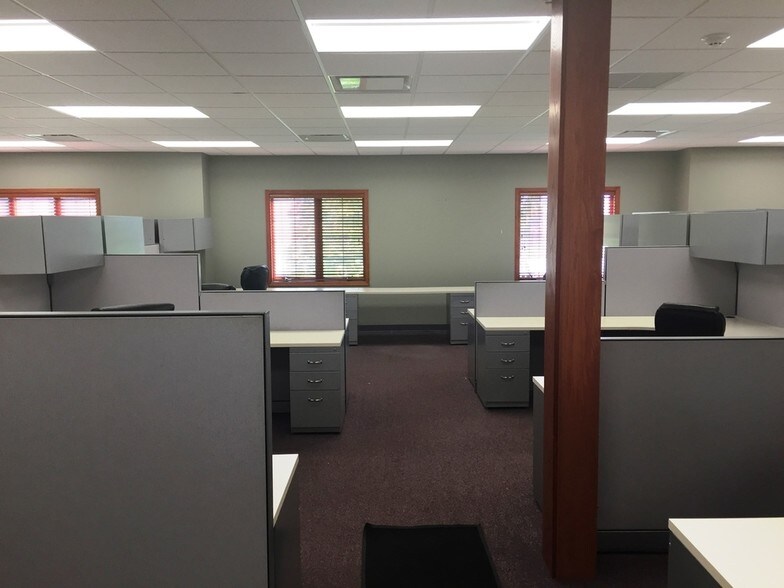 More Photos Of 3 Executive Ct, South Barrington Medical For Lease
