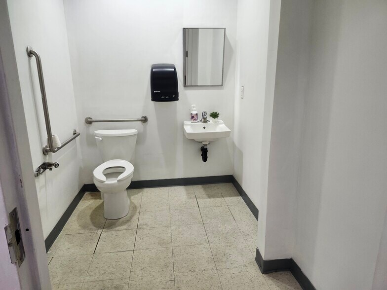 More Photos Of 1443-1449 Main St E, Hamilton General Retail For Lease