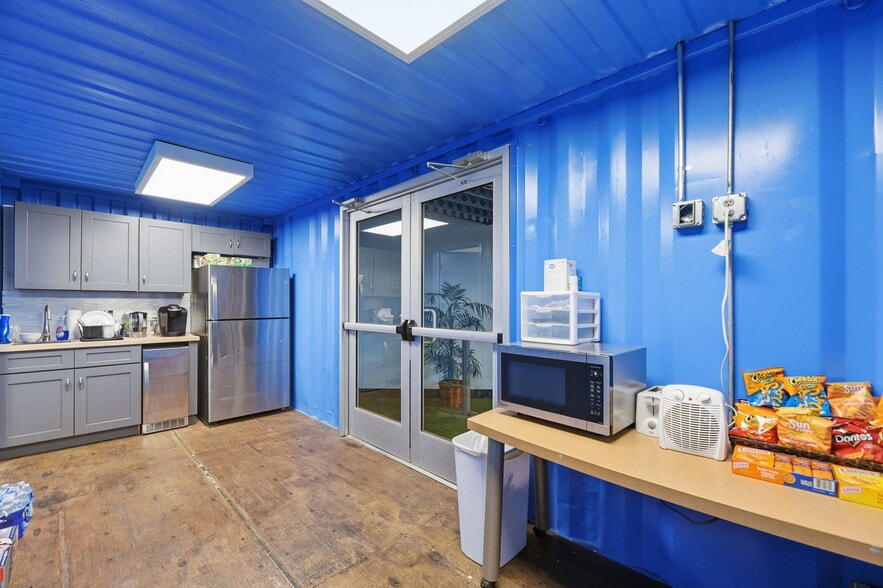 More Photos Of 2533 Hoitt Ave, Knoxville Truck Terminal For Sale