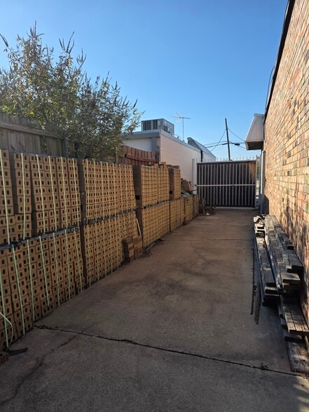 More Photos Of 104 S Rogers Rd, Irving Flex For Sale