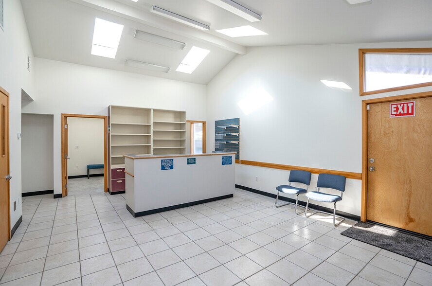 More Photos Of 5916 6th Ave, Tacoma Veterinarian Kennel For Sale