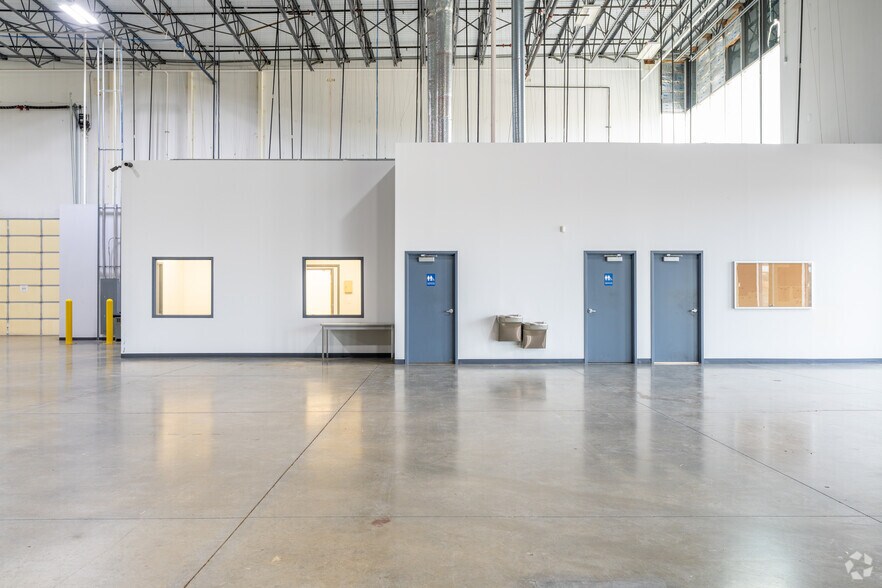 More Photos Of 5400 N Hanley Rd, Saint Louis Warehouse For Lease