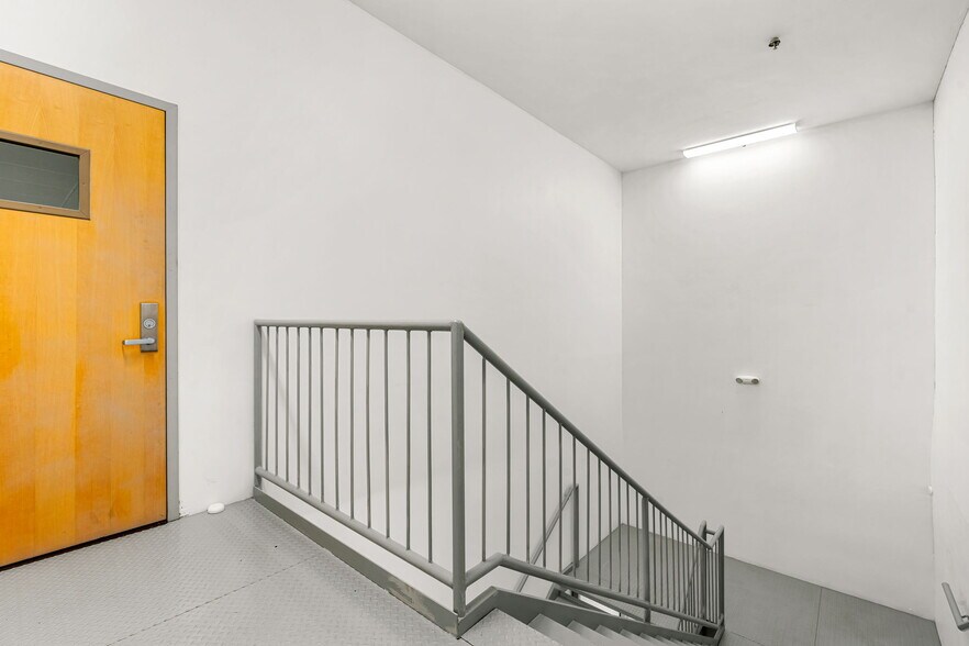 More Photos Of 222 Pearl St, New Albany Office Residential For Sale