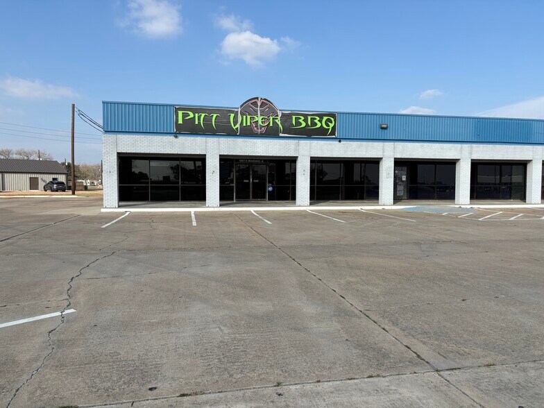 More Photos Of 1602 N Mechanic St, El Campo Land For Lease