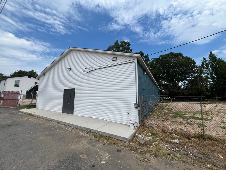 More Photos Of 3308 Rozzelles Ferry Rd, Charlotte Warehouse For Sale